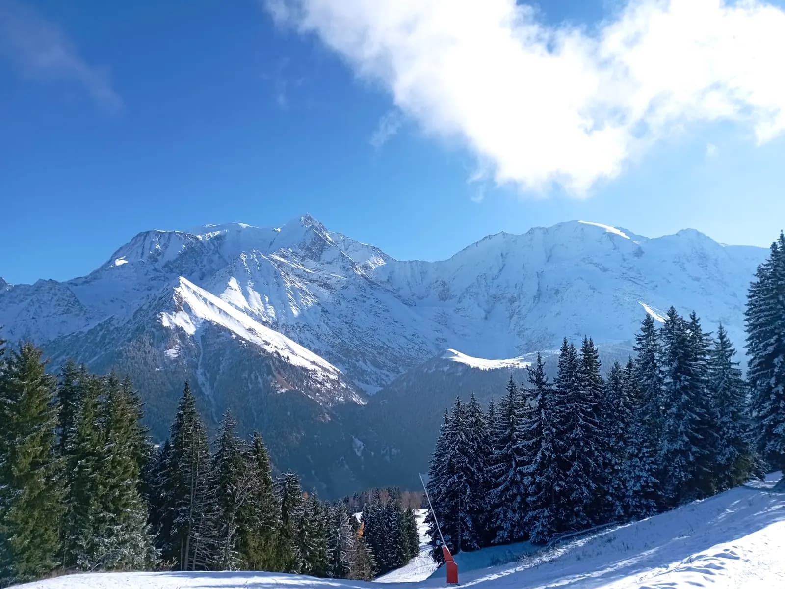 Piste enneigée face aux Dômes de Miage et au massif du Mont-Blanc